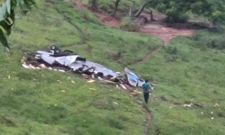 Destroços espalhados por 1 km, chuva e volta de chácara: o que se sabe sobre queda de avião em MG