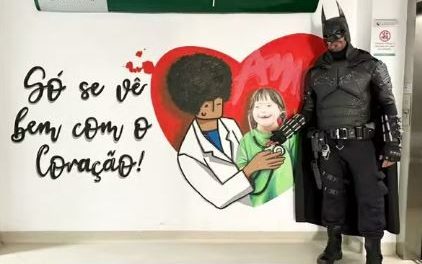 Voluntário se fantasia de Batman e leva mensagem de esperança pelas ruas de Minas