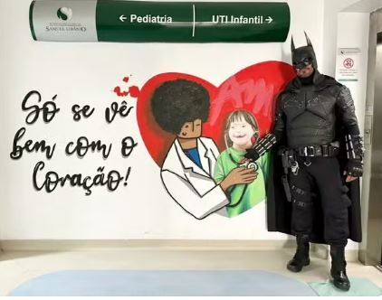 Voluntário se fantasia de Batman e leva mensagem de esperança pelas ruas de Minas