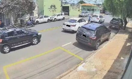 Homem é prensado contra o próprio carro durante briga de trânsito em Uberaba