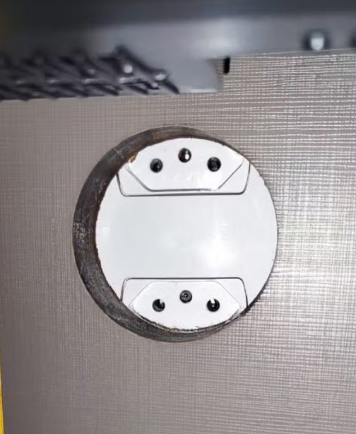 Turistas encontram câmera escondida virada para cama em quarto de resort