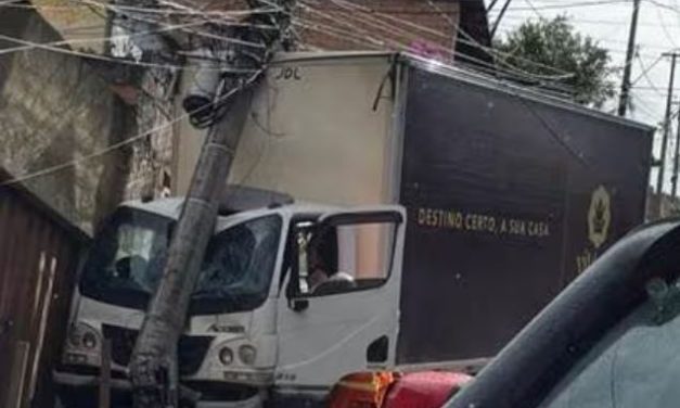 Caminhão perde o controle e atinge casa em Belo Horizonte