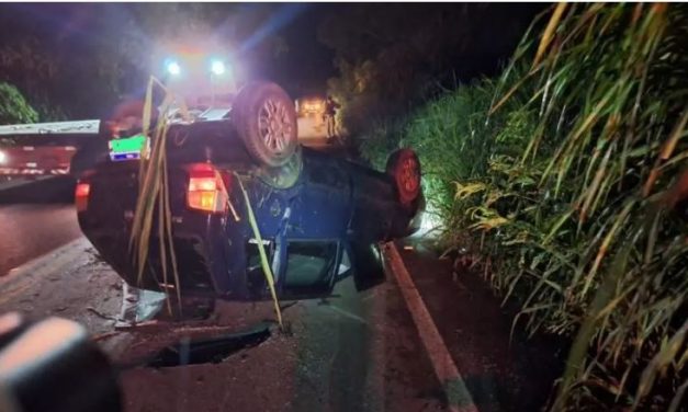 Capotamento na MG-170, em Pains, deixa dois feridos