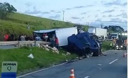 Carreta tomba após bater em barranco e carga é saqueada em MG