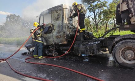 Carreta pega fogo na BR-354, em Formiga