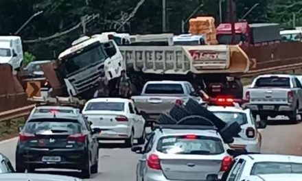 Carreta bate em mureta, fica em ‘L’ e interdita BR-381