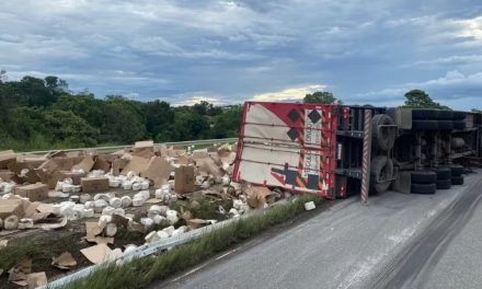 Carreta carregada com fios de algodão tomba na Fernão Dias