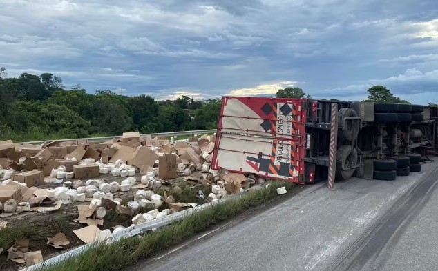 Carreta carregada com fios de algodão tomba na Fernão Dias