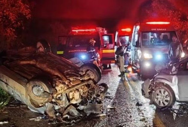 Seis pessoas ficam feridas após carro capotar e atingir outro veículo na MG-335