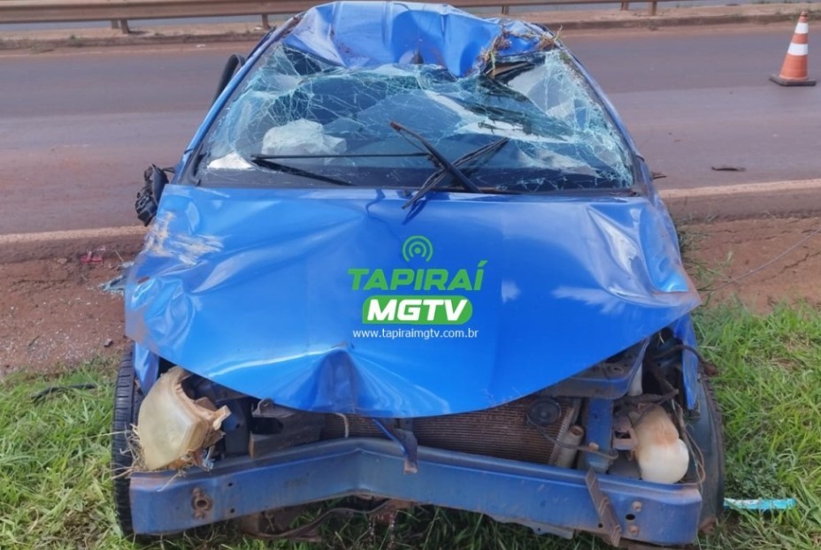 Três pessoas da mesma família ficam feridas após carro capotar na BR-262