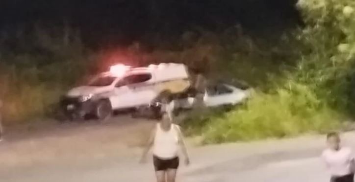 Carro colide contra viatura e deixa três feridos, em Divinópolis