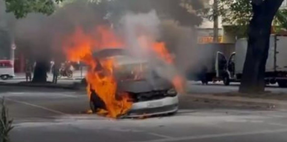 Carro pega fogo em plena avenida do Contorno