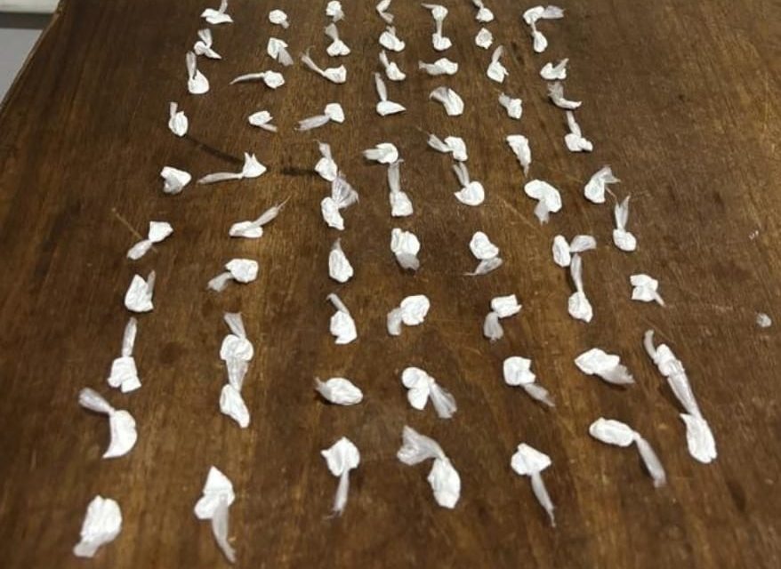 Homens são presos com 84 papelotes de cocaína, em Arcos