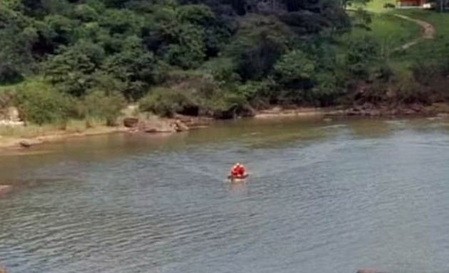 Bombeiros encontram corpo de motociclista que caiu de ponte no Rio Grande, em Itutinga