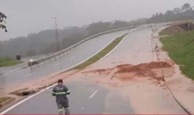 Deslizamento de terra causam interdição parcial da MG-050