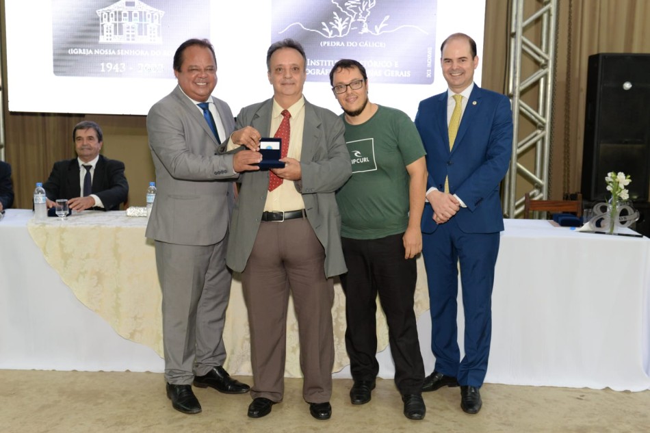 Elton da Costa recebe medalha ‘Oitenta anos de Pains’