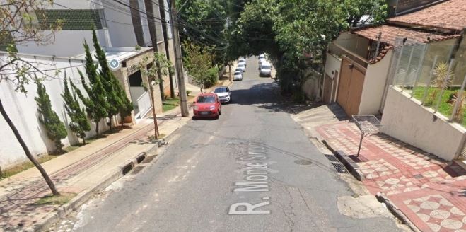 Ônibus de viagem perde controle em morro e atinge carro com idosos