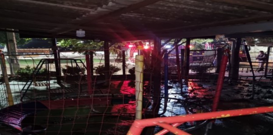 Bombeiros combatem incêndio em Hamburgueria em Bom Despacho