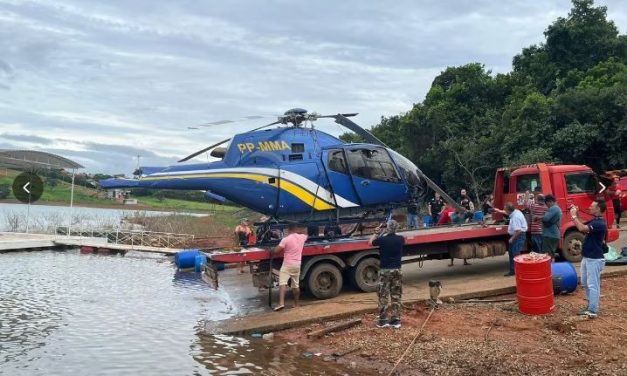 Após queda, helicóptero é retirado do lago de Furnas