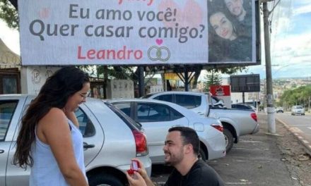 Homem usa outdoor em cidade de MG para pedir namorada em casamento