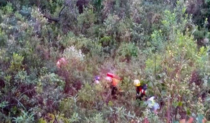 Quatro pessoas ilhadas em cachoeira são salvas pelos bombeiros