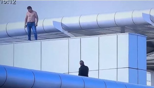 Brasileiro é impedido de entrar em Portugal e sobe em telhado de aeroporto