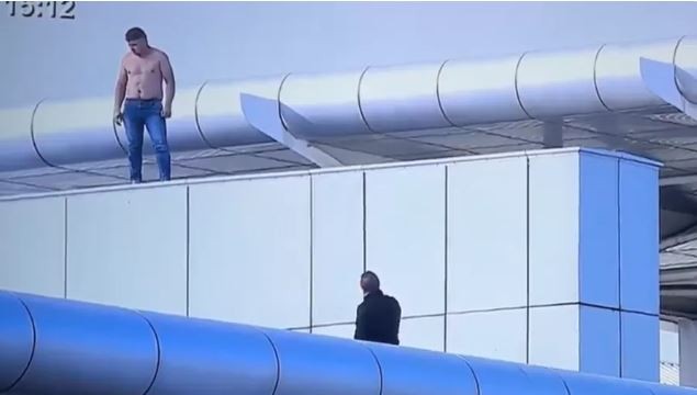 Brasileiro é impedido de entrar em Portugal e sobe em telhado de aeroporto