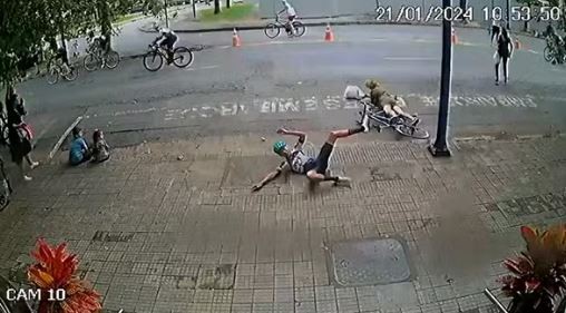 Idosa é atropelada por competidor ao atravessar rua durante prova ciclística
