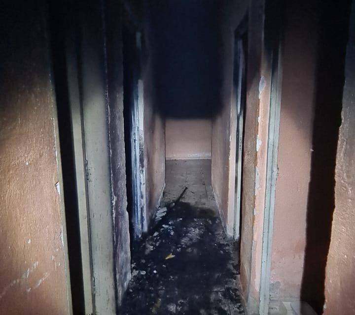 Bombeiros combatem incêndio em residência no bairro São Luiz, em Formiga