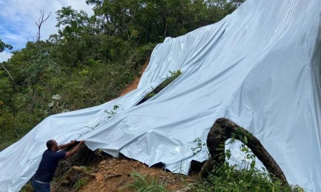 Prefeitura realiza instalação de lonas impermeabilizantes na zona rural de Formiga