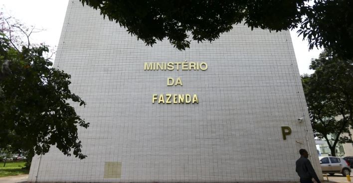 Governo federal arrecada R$ 2,3 trilhões em impostos e receitas, o 2º maior resultado da história