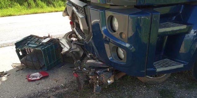 Motociclista morre após bater de frente com caminhão no Sul de Minas