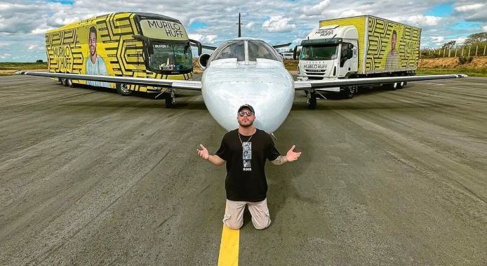 Avião de Murilo Huff cai em Goiás e cantor tranquiliza fãs nas redes