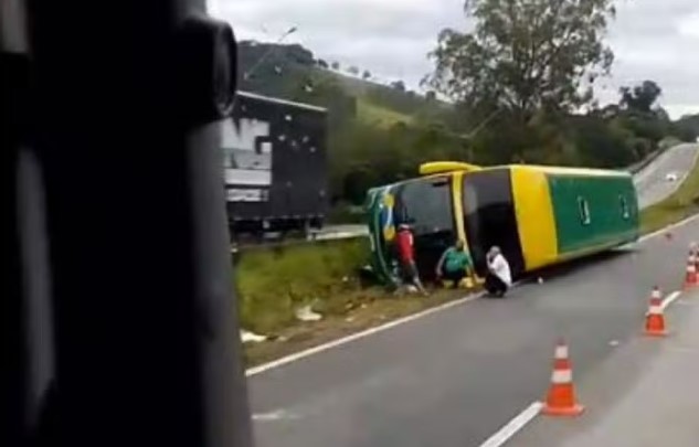 Ônibus tomba e deixa ao menos 16 feridos na Fernão Dias
