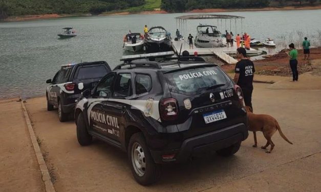 Helicóptero que caiu em lago de Capitólio deve ser retirado nesta quarta-feira