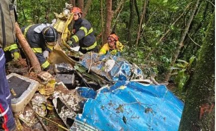 Avião de pequeno porte cai e deixa dois mortos na Grande SP