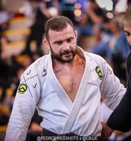 Fundador do Tatame do Bem recebe diploma de campeão do ranking 2023 da CBJJE