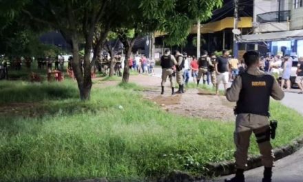 Três pessoas morrem e uma fica ferida após ataque a tiros em mesa de bar