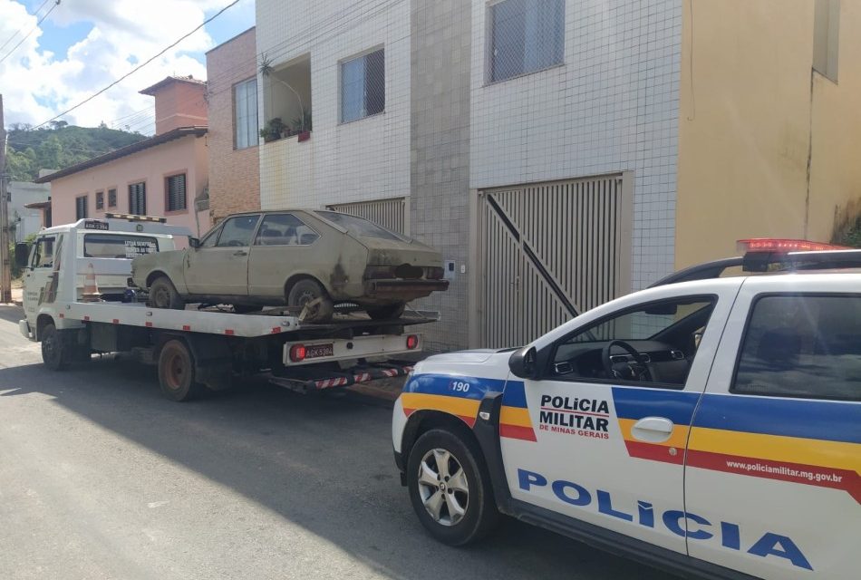 Polícia Militar remove veículos que oferecem risco à saúde pública em Itapecerica