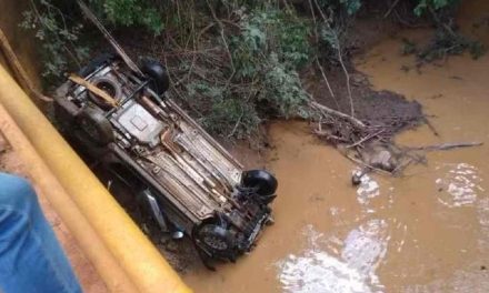 Homem viaja a trabalho e é encontrado morto dentro de carro