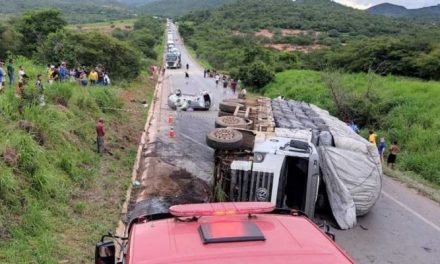Dois homens morrem em acidente com carro e caminhão no Norte de Minas