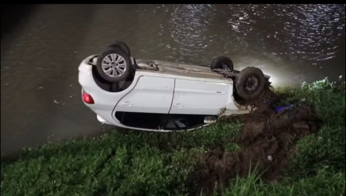 Motorista fica ferido após carro cair em ribeirão