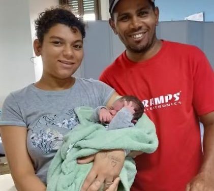 Bebê nasce a caminho do hospital em MG e motorista de aplicativo pede ajuda