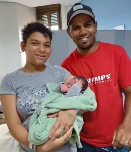 Bebê nasce a caminho do hospital em MG e motorista de aplicativo pede ajuda