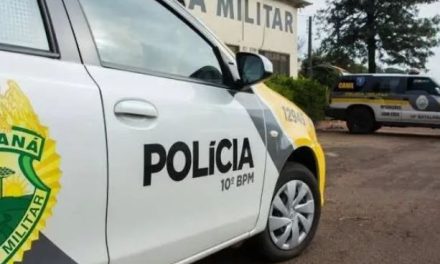 Mulher aperta seio e joga leite materno em policial durante abordagem