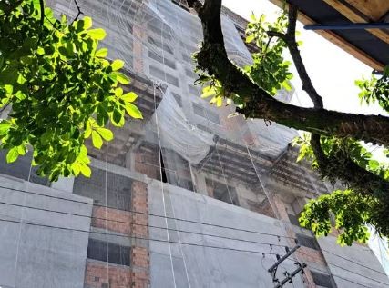 Homens ficam pendurados a 10 metros de altura após queda de andaime em obra de SC