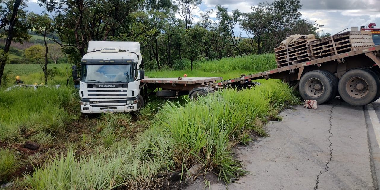 Colisão entre carreta e carro deixa duas vítimas fatais na BR-354, em Formiga