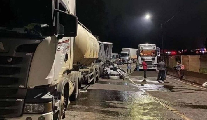 Acidentes envolvendo cinco carretas e uma van deixam 20 feridos na Grande BH