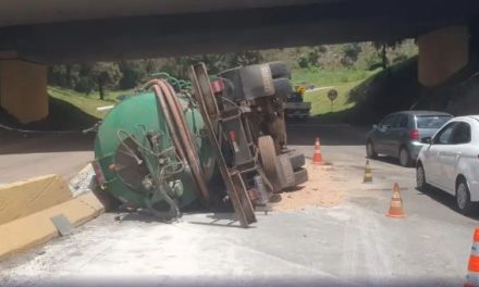 Caminhão tomba em alça da BR-040, no trevo do Olhos D’água, em BH