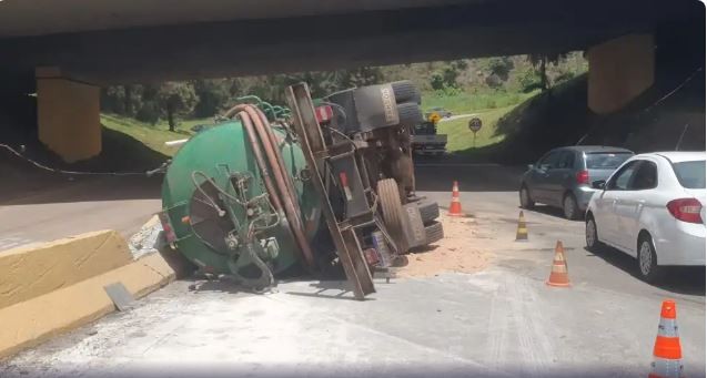 Caminhão tomba em alça da BR-040, no trevo do Olhos D’água, em BH